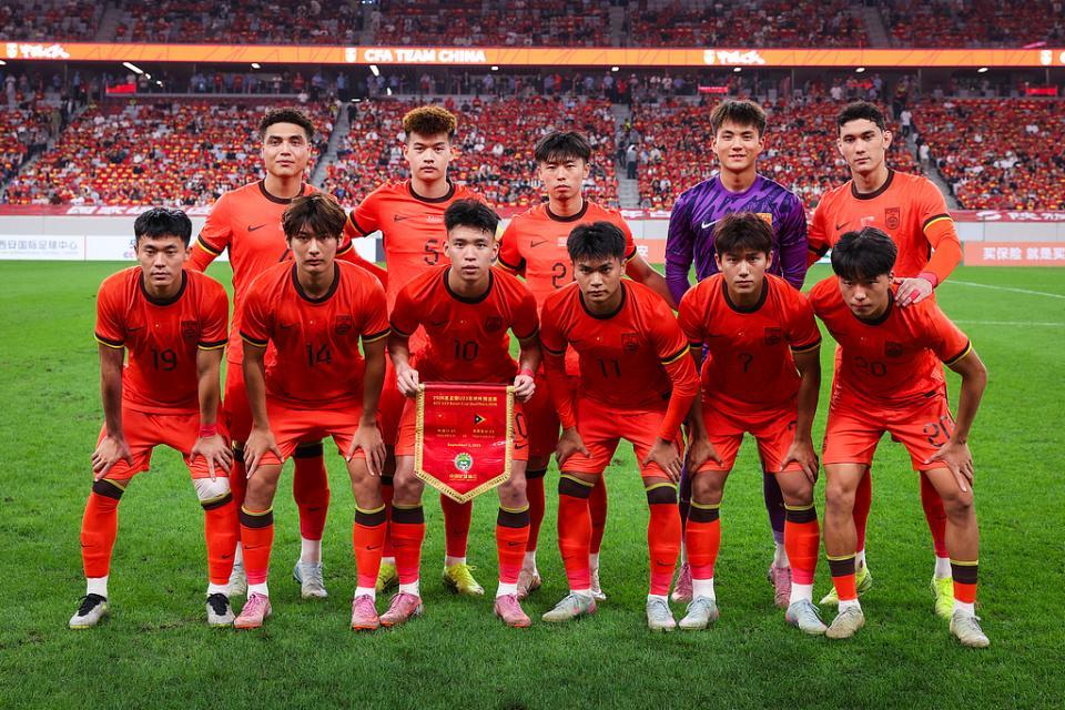 耻辱?U22国足面对4万人口业余队半场轰21脚仅1-0!王钰栋看呆了